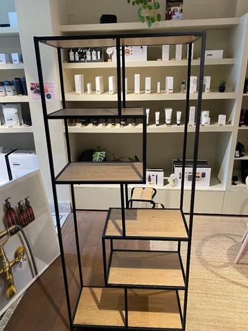 Originele stellingkast beschikbaar voor biedingen