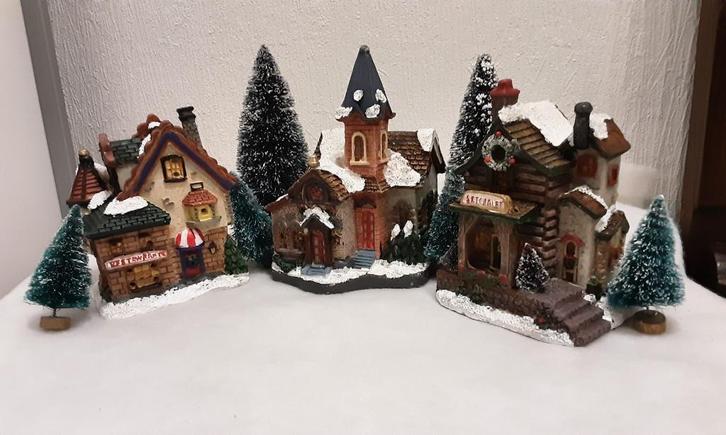Kerst dorp, setje van 3 huisjes met verlichting, Diversen, Kerst, Zo goed als nieuw, Ophalen of Verzenden