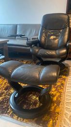 Stressless zwarte relaxfauteuil + voetenbank + Swing-tafel, Huis en Inrichting, Ophalen, Minder dan 75 cm, Zo goed als nieuw, 75 tot 100 cm