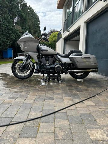 Harley Davidson Road Glide CVO 2500 km ! !, Particulier