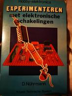 Experimenteren met elektrische schakelingen 1984 boek, Livres, Loisirs & Temps libre, Comme neuf, Nurhmann, Autres sujets/thèmes