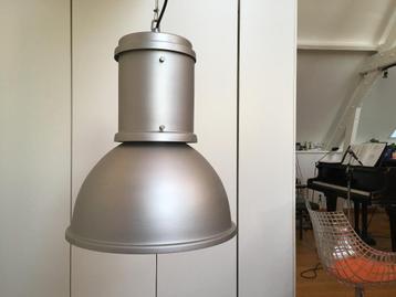 Lampe suspendue au design industriel Lampara de Roberto Meng