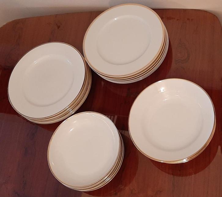 Vaisselle porcelaine blanche bord doré, Maison & Meubles, Cuisine | Vaisselle, Utilisé, Assiettes(s), Porcelaine, Enlèvement