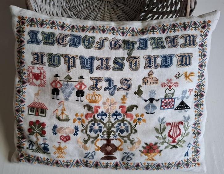 Prachtig merklap kussentje 1876,  dun sier kussentje, Antiek en Kunst, Curiosa en Brocante, Ophalen of Verzenden