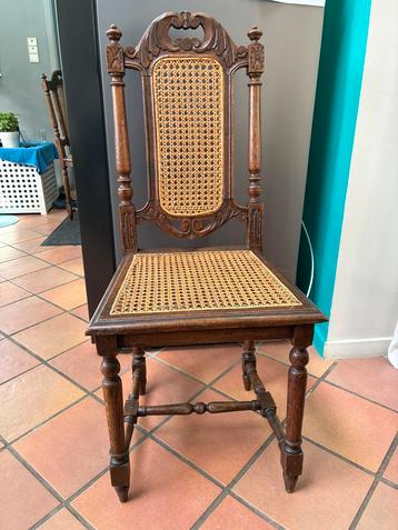 2 antieke stoelen beschikbaar voor biedingen