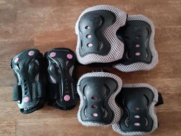 Set beschermers kind (zwart/grijs met roze details)  beschikbaar voor biedingen