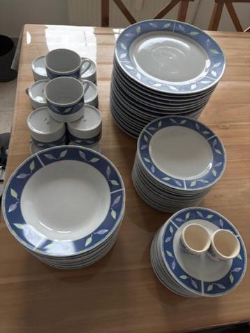 Servies aan tafel - 88 stuks beschikbaar voor biedingen