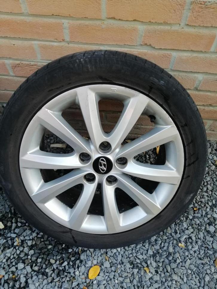 4 jantes Hyundai I40  et 3 pneus hiver, Auto-onderdelen, Banden en Velgen, Velg(en), Winterbanden, 17 inch, 215 mm, Personenwagen