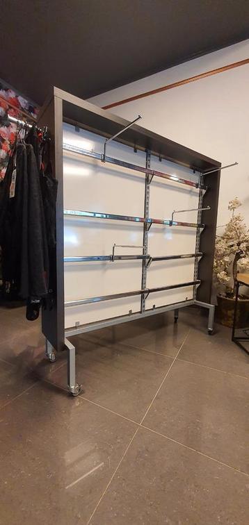 Meerder kledingsrek met wielen  beschikbaar voor biedingen