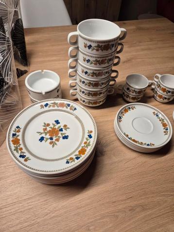 Vintage servies te koop beschikbaar voor biedingen