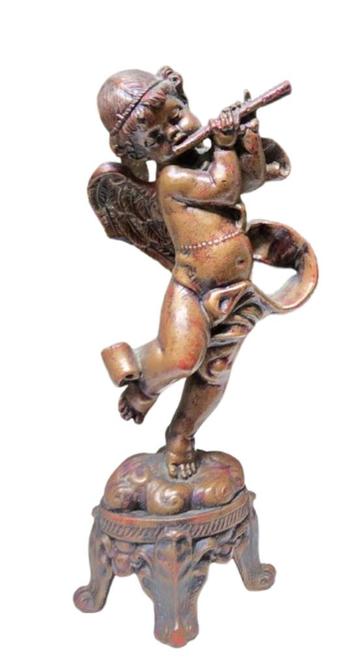 Antieke cherubijn kandelaar beschikbaar voor biedingen