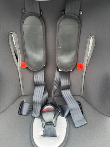 Zwart-grijze kinderstoel in zeer goede staat beschikbaar voor biedingen