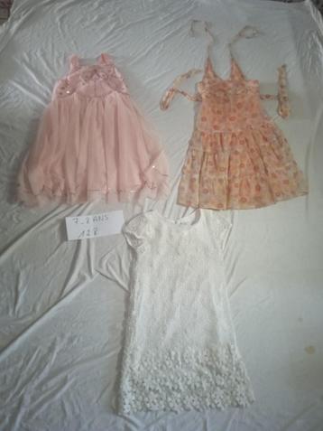A vendre 3 robes 128 beschikbaar voor biedingen