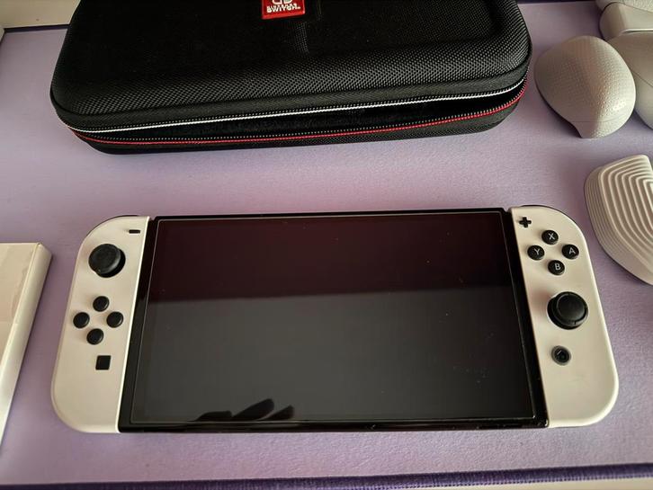 Nintendo Switch OLED - 128 GB SD-kaart + accessoires, Games en Spelcomputers, Spelcomputers | Nintendo Switch, Zo goed als nieuw