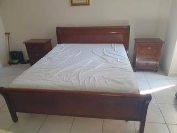 Lit+sommier+2 tables de nuit+commode. 500 euros, Enlèvement, Comme neuf, Deux personnes, Bois chêne