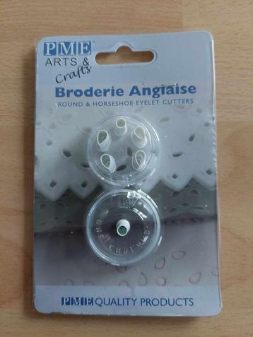 PME Broderie Anglaise Round & Horseshoe Eyelet Cutters beschikbaar voor biedingen