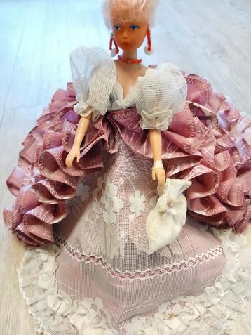 Vieille poupée Barbie en robe de bal.  disponible aux enchères