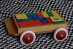 Vintage speelgoed van Heros: wagentje met bouwblokken in hou, Jouet à Pousser ou Tirer, Utilisé, Enlèvement ou Envoi