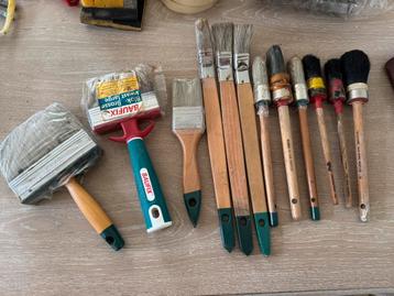 Lot verfkwasten en andere verf benodigdheden beschikbaar voor biedingen