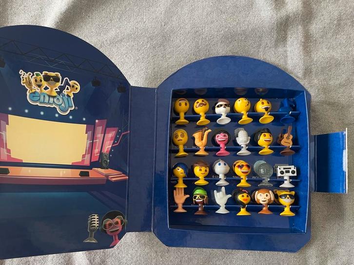 2022 Aldi emoji donkerblauw de muziekdoos compleet, Hobby en Vrije tijd, Verzamelkaartspellen | Overige, Zo goed als nieuw, Speeldeck