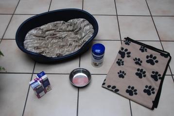 Mand, kussen, plaid en kom voor kleine honden of katten  beschikbaar voor biedingen