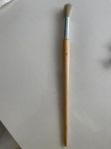 Nieuwe   ronde kwast met een houten handvat  metalen bus beschikbaar voor biedingen