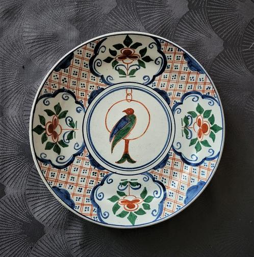 Delfts bord met polychrome papegaaidecoratie 18e eeuw, Antiek en Kunst, Antiek | Keramiek en Aardewerk, Ophalen of Verzenden