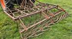 Triltandcultivator met twee verkruimelrollen, Ophalen