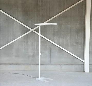 Aluminium Design Vloerlamp beschikbaar voor biedingen