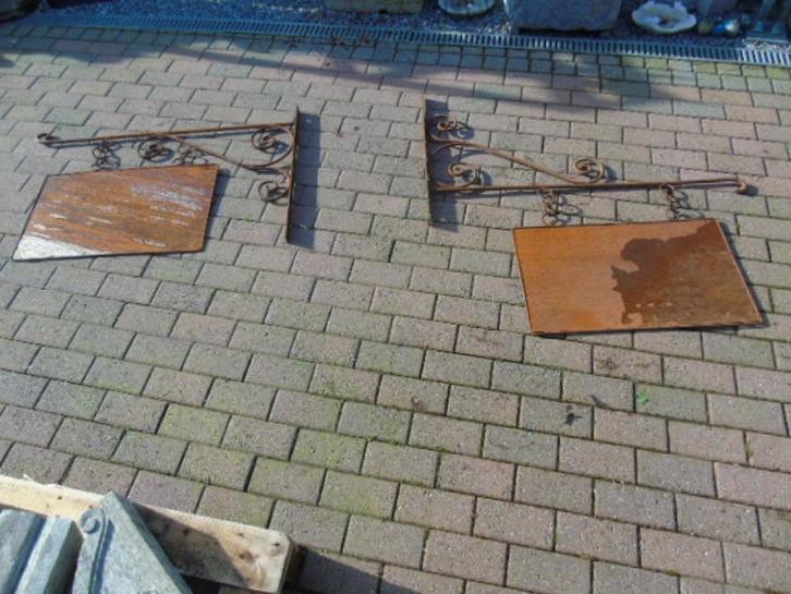 Bord, smeedijzeren galg met bord, huisje, hotel., Tuin en Terras, Tuinwanddecoratie, Nieuw, Ophalen