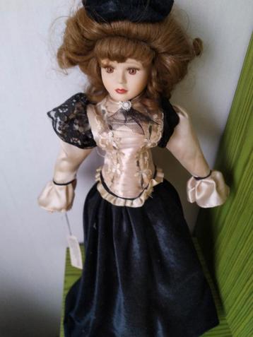 Porseleinen pop in oude poppen koets voor decoratie, Verzamelen, Poppen, Ophalen, Zo goed als nieuw, Pop