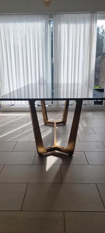 Marmeren tafel beschikbaar voor biedingen