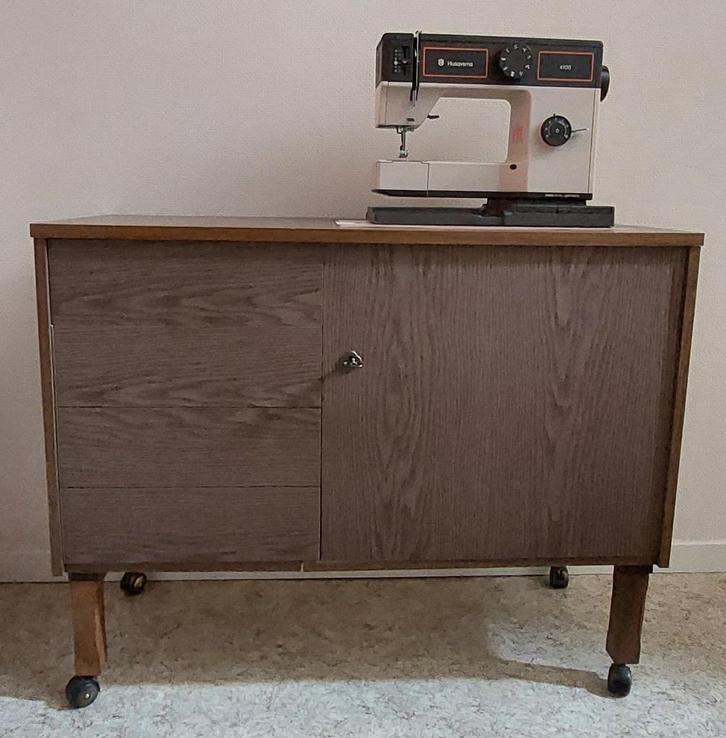 Machine à coudre - Husqvarna 4100 avec meuble en bois, Hobby & Loisirs créatifs, Machines à coudre & Accessoires, Comme neuf, Machine à coudre