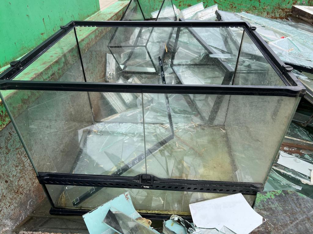 ik neem gratis terrariums over, Animaux & Accessoires, Reptiles & Amphibiens | Accessoires, Utilisé, Terrarium ou Paludarium, Enlèvement ou Envoi