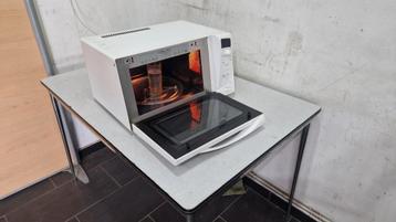 four micro-ondes Whirlpool inox combi4 en parfait état de fo beschikbaar voor biedingen