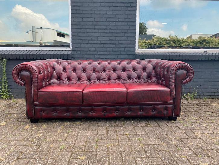 Ruime Chesterfield zetel oxblood rood GRATIS GELEVERD, Huis en Inrichting, Zetels | Voetbanken en poefs, Leer, Ophalen of Verzenden