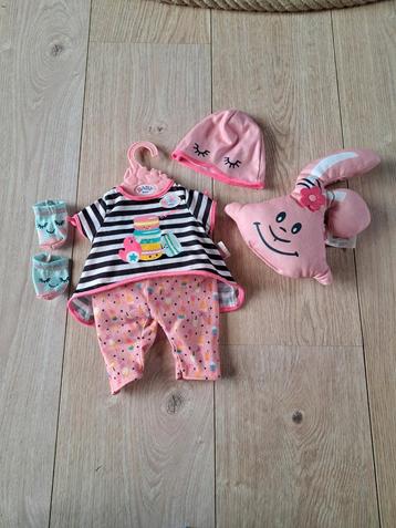 Baby born pyjama pakje  beschikbaar voor biedingen