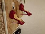 Louboutin pumps kersenrood  NIEUW 39,5, Nieuw, Christian Louboutin, Ophalen of Verzenden, Pumps