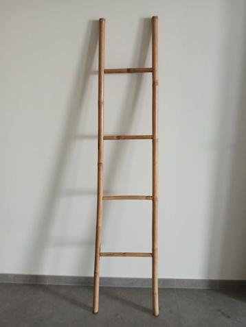 Houten laddertje  beschikbaar voor biedingen