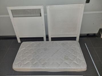 babybed met matras, moet verfrist worden maar in goede staat beschikbaar voor biedingen