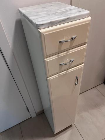 Smal kastje, marmer blad, 124 H x 25 B x 35 D beschikbaar voor biedingen