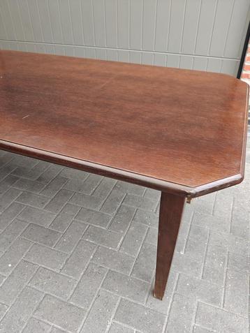 massieve tafel en 6 stoelen  beschikbaar voor biedingen