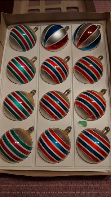 Set de 12 boules de Noël vintage - Années 70 - plastique disponible aux enchères