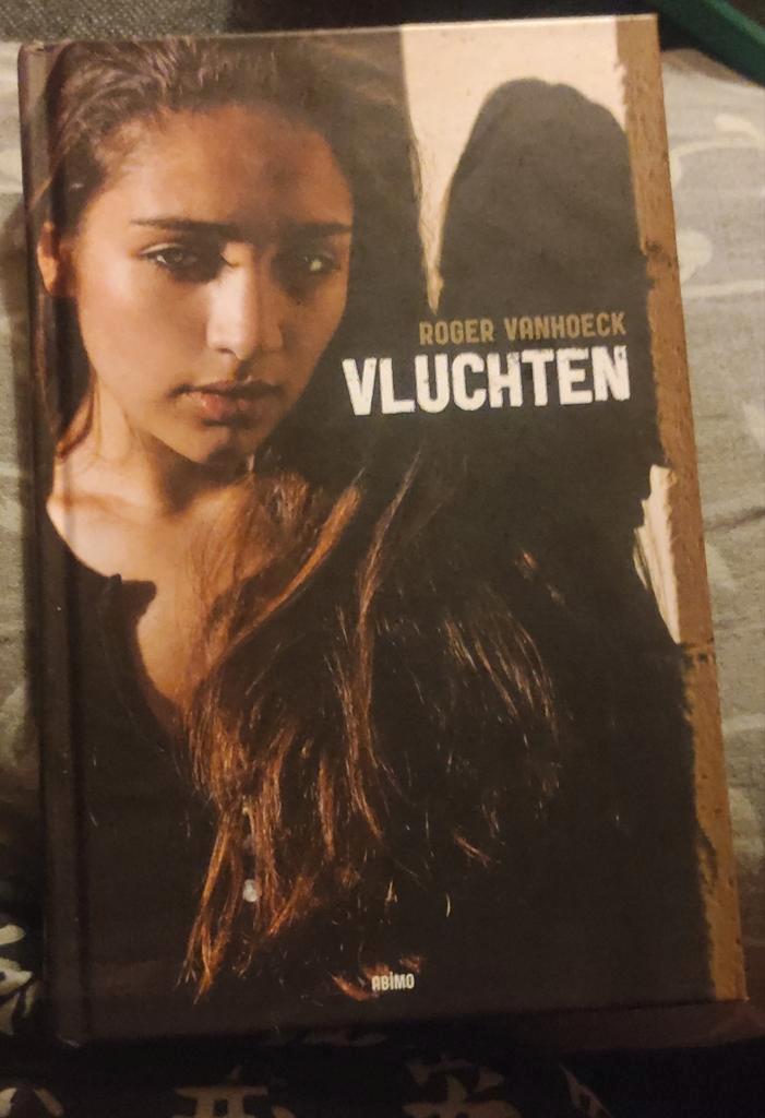 Roger Vanhoeck - Vluchten hardcover, Boeken, Kinderboeken | Jeugd | 13 jaar en ouder, Zo goed als nieuw, Ophalen of Verzenden