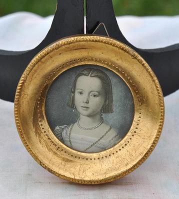 mini cadre rond en resine dorée beschikbaar voor biedingen