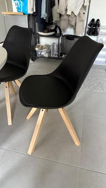 4 Eetkamerstoelen zwart in perfecte staat beschikbaar voor biedingen