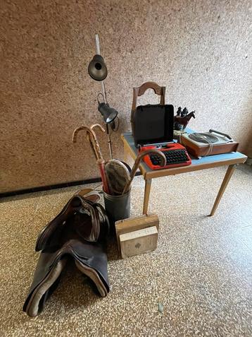 Lot Brocante vintage table de bridge, lampe sport beschikbaar voor biedingen