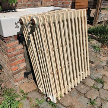 2 Antieke gietijzeren radiatoren beschikbaar voor biedingen