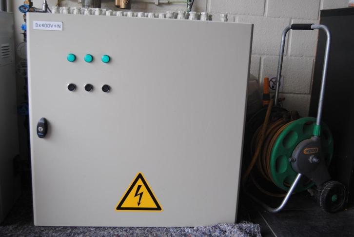 Metalen zekeringkast 80 cm x 80 cm, zeer goede staat., Doe-het-zelf en Bouw, Elektriciteit en Kabels, Gebruikt, Ophalen