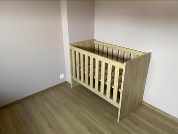 Compleet uitschuifbaar bed (60x120 matras + grote boxspring) beschikbaar voor biedingen